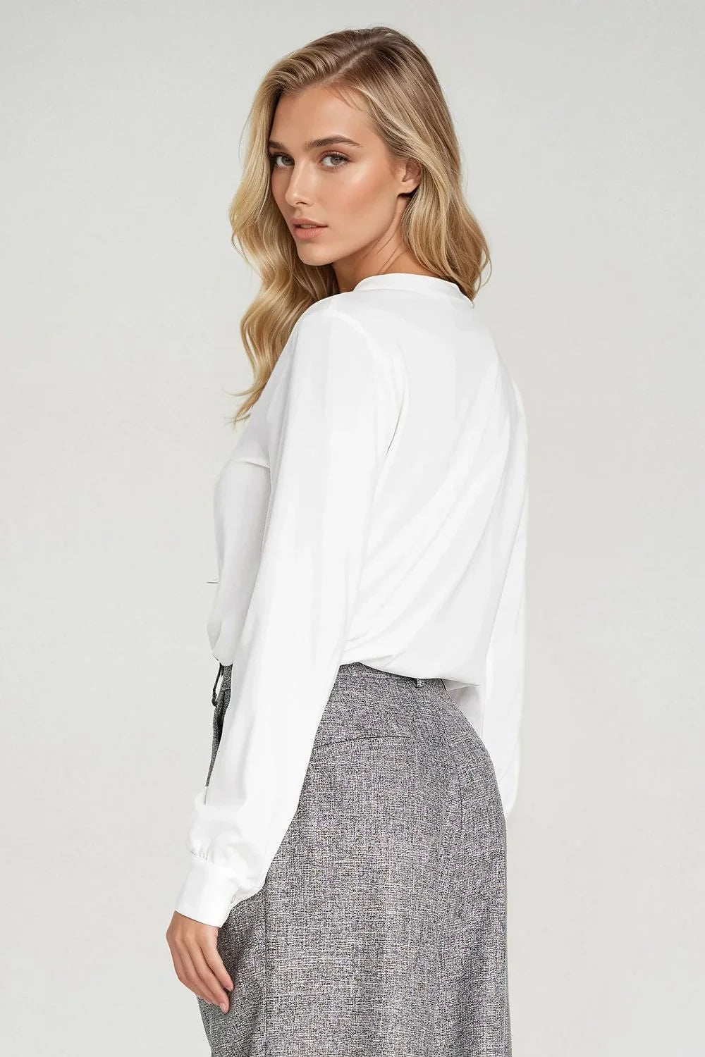 chemisier femme viscose légère aérée fluide structurée blanche col officier fendu décolleté V pli affinant silhouette manches longues poignets boutonnés