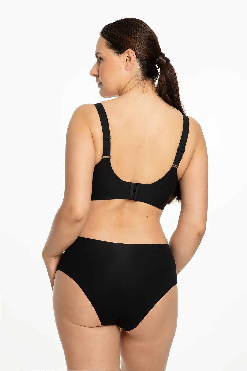 soutiengorge sansarmatures bonnetsmoulés bonnetsrenforcés bretelleslarges réglables nonamovibles microfibre lisse extensible maintienconfortable effetoptique galbenaturel invisible minimaliste élégante quotidien emballagecadeau