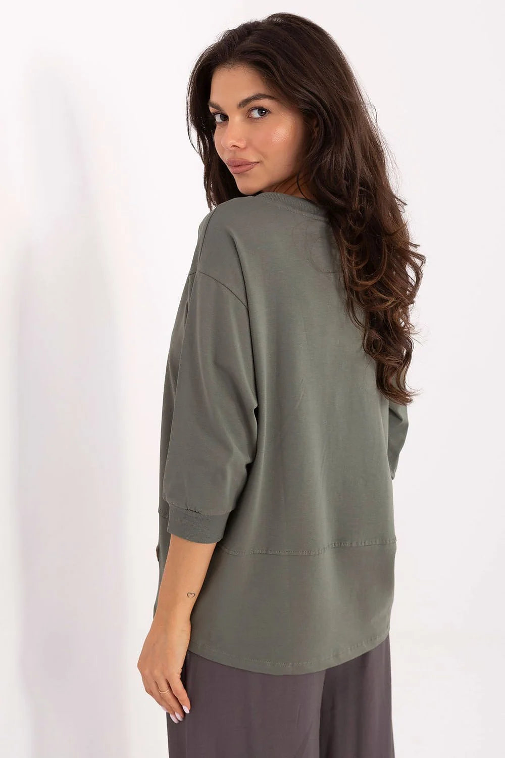 chemisier casual kaki olive oversize col rond cordon blanc manches troisquarts poignets côtelés jersey léger broderie Ocean patch similicuir polyvalent