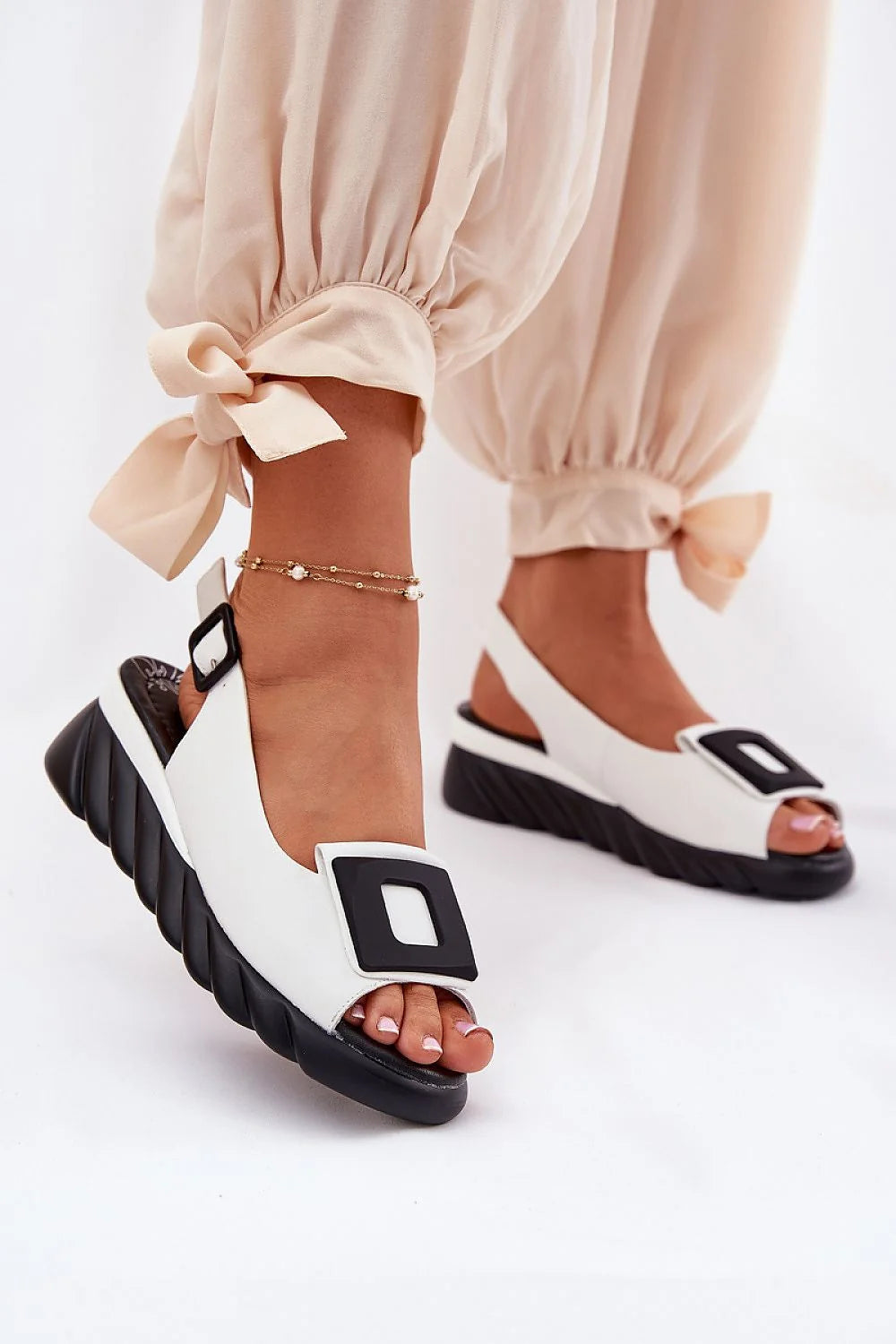 Sandales compensées pour femme cuir blanc design audacieux détails ornementaux confort tout confort style moderne