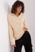Pull femme design classique moderne col ouvert style polo coupe ample matière douce couleur beige crème motif torsadé finitions côtelées longueur standard