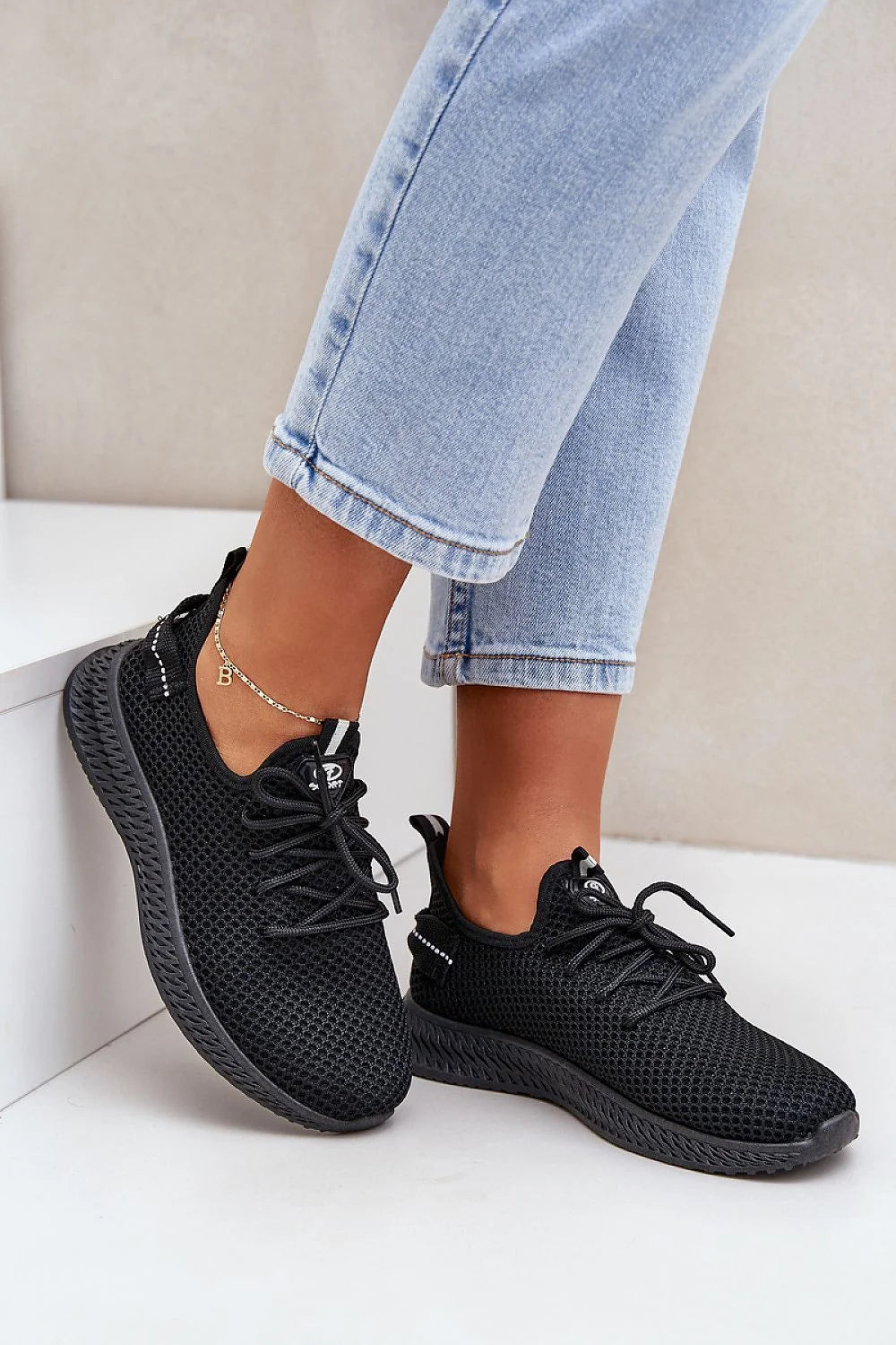 Chaussures de sport féminines modernes en maille respirante noire, confort et style urbain, idéales pour la vie quotidienne