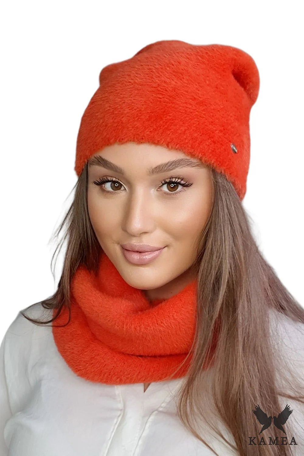 Bonnet et col en tricot pour femmes, style moderne, couleur rouge vif, matériau doux, parfait pour l'hiver, look tendance, confort optimal, idéal pour les froides journées