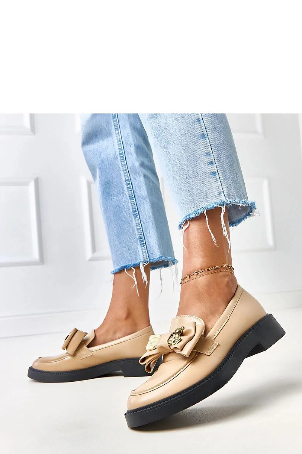 mocassins femme beige nude cuir écologique bout arrondi nœud satiné ornement doré semelle compensée noire plateforme surpiqûres soignées antidérapant confortable