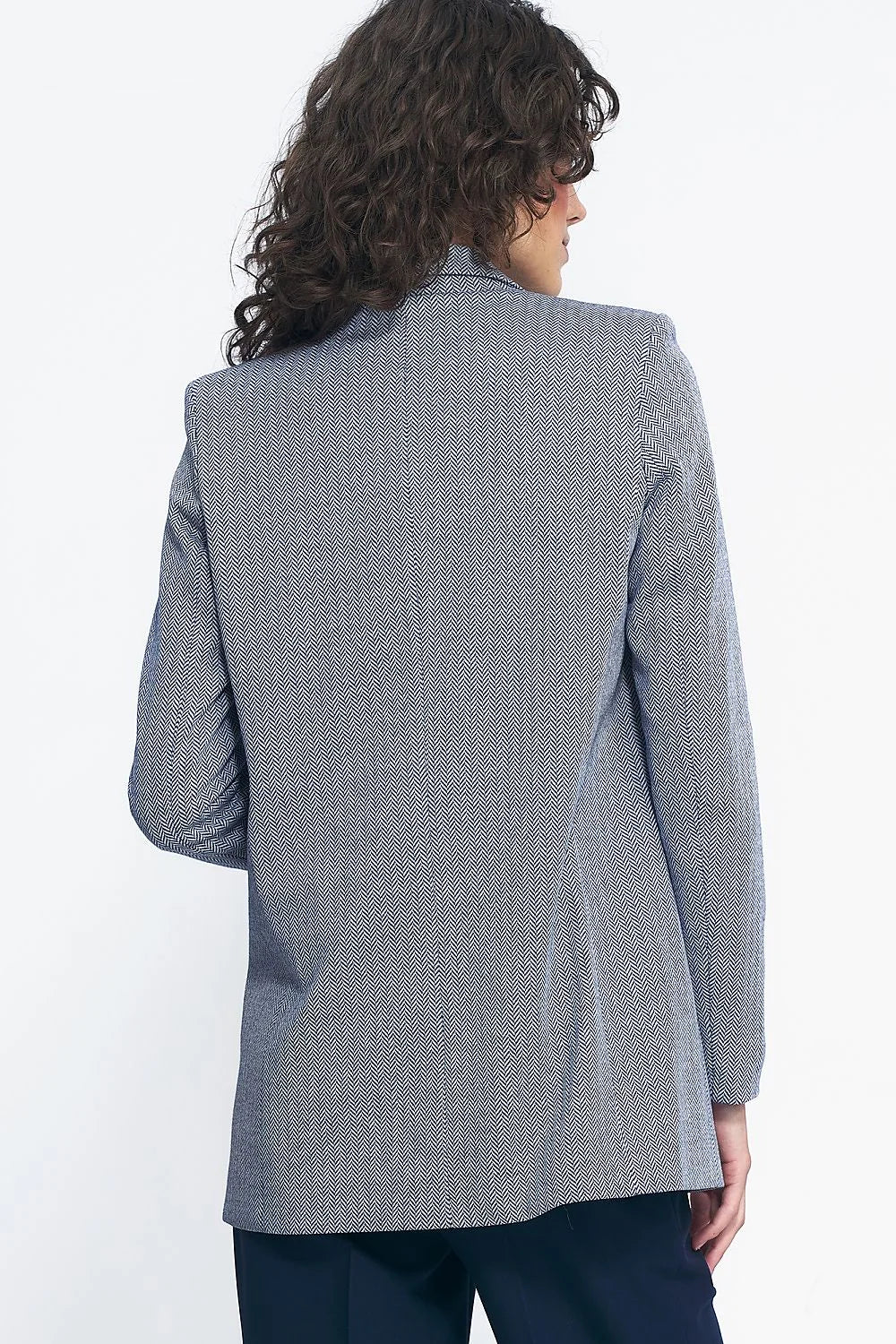 blazer femme chevrons bleu marine blanc col tailleur épaules structurées coupe droite longueur hanches manches longues tissu texturé mélange tissé