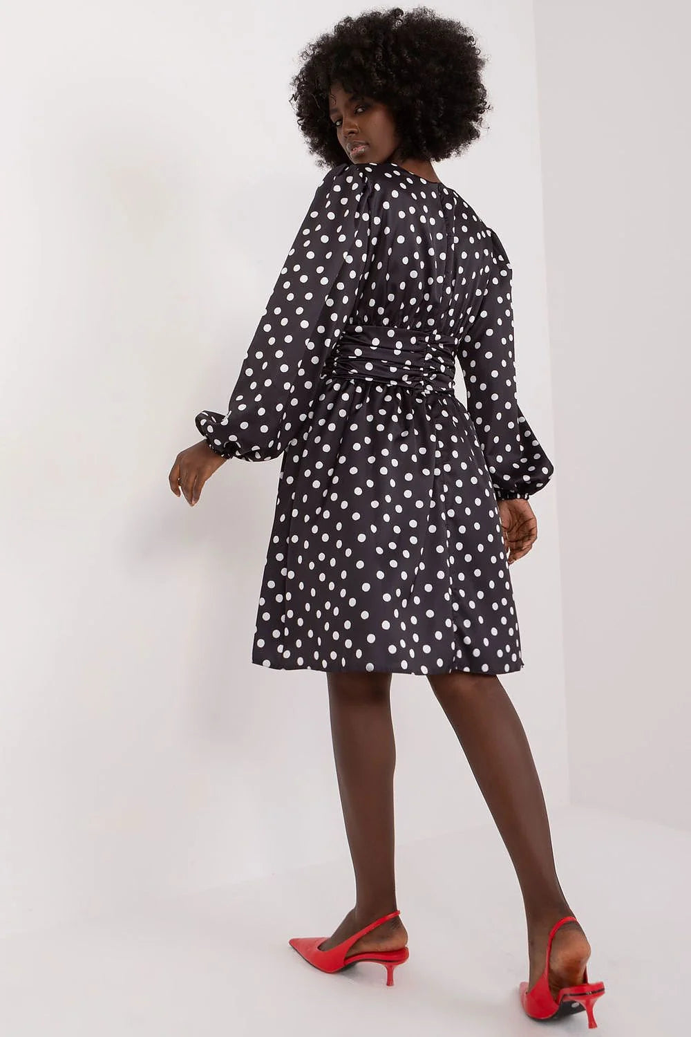 Robe de cocktail élégante à pois noirs et blancs, manches longues, coupe ajustée, longueur midi pour femme