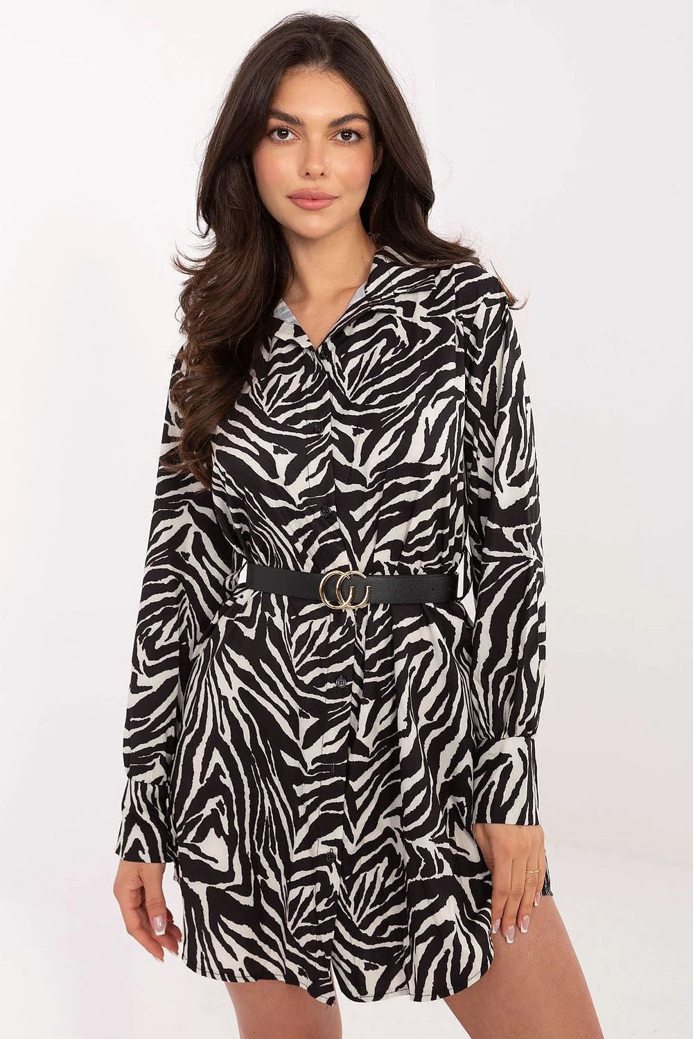 robe chemise courte imprimée zèbre noir blanc manches longues col classique boutonnée ceinture amovible boucle double anneau doré coupe droite