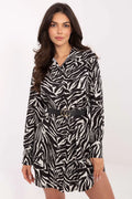 robe chemise courte imprimée zèbre noir blanc manches longues col classique boutonnée ceinture amovible boucle double anneau doré coupe droite