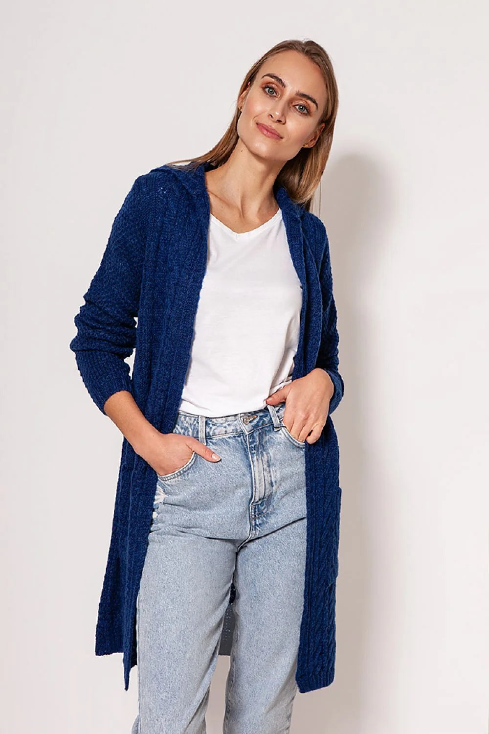 Cardigan pour femme en maille tricoté rouge vibrant, coupe ample, manches longues, capuche intégrée, deux poches, matériau mixte, confortable et élégant