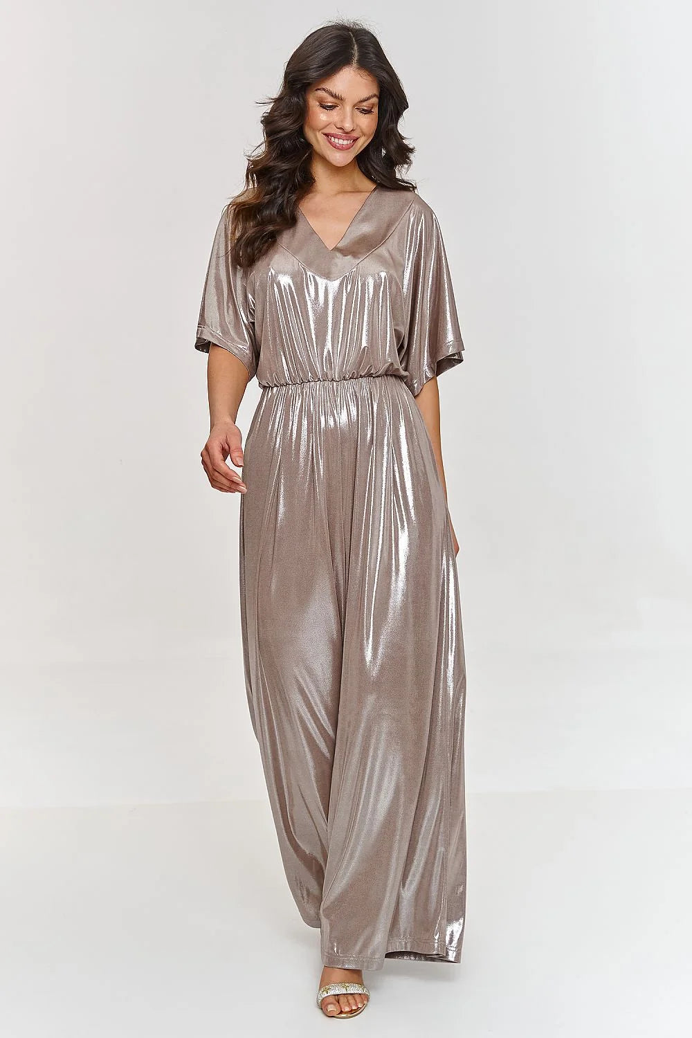 Robe longue Makadamia élégante en satin métallisé couleur bronze taupe manches courtes col V élastique taille femme