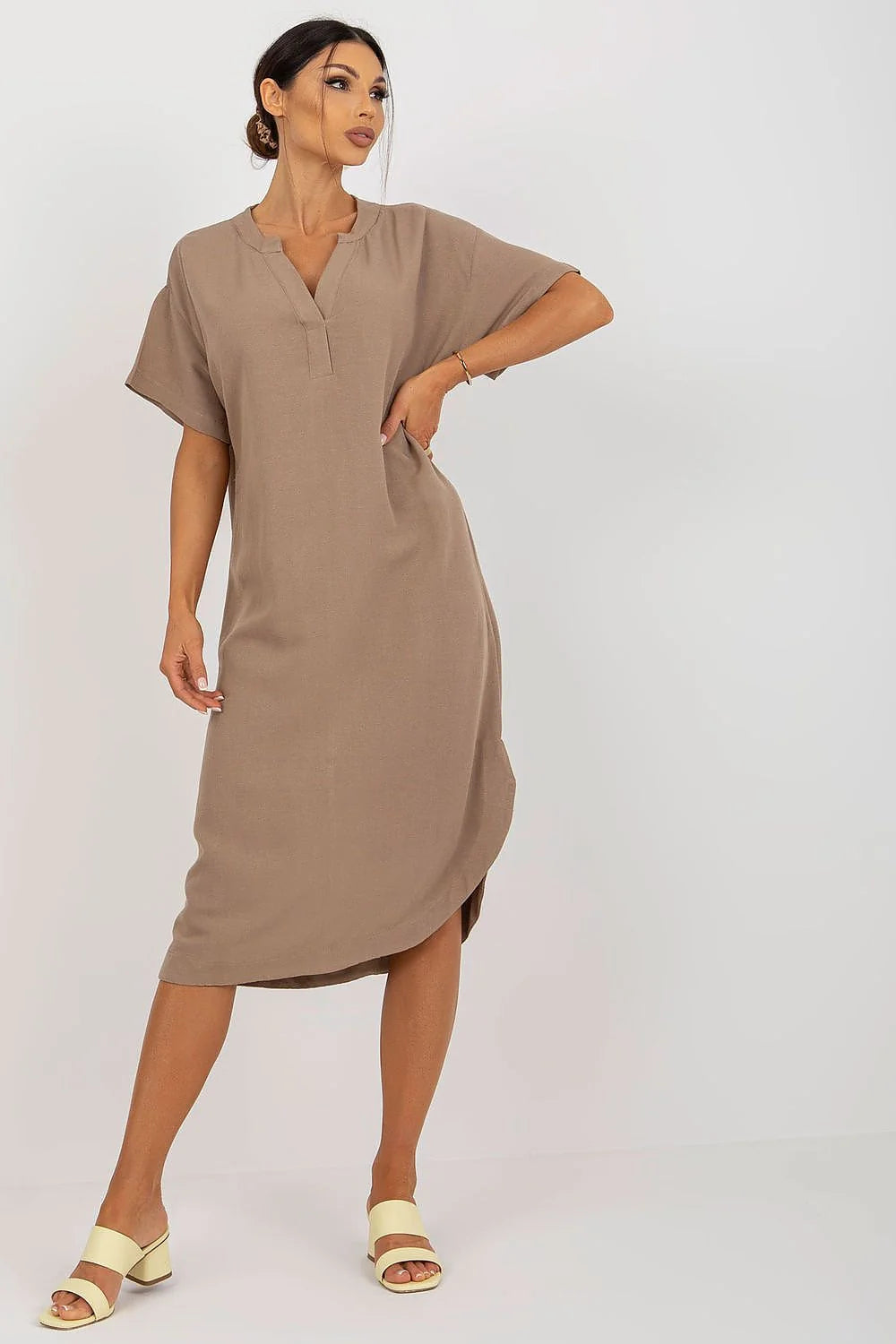 Robe de jour Och Bella décontractée tissu léger taupe coupe droite manches courtes décolleté V fente latérale femme