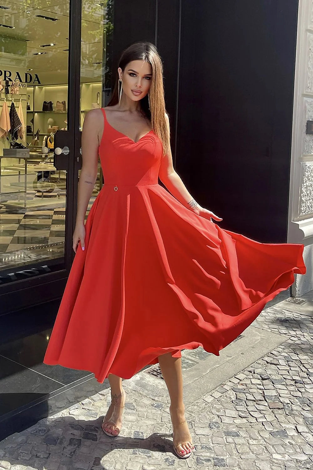 Robe élégante longue pour femme en polyester et viscose, style A-line, décolleté en cœur, bretelles fines, métal decoratif, couleur rouge vif, fermeture éclair dissimulée, occasion spéciale ou formelle