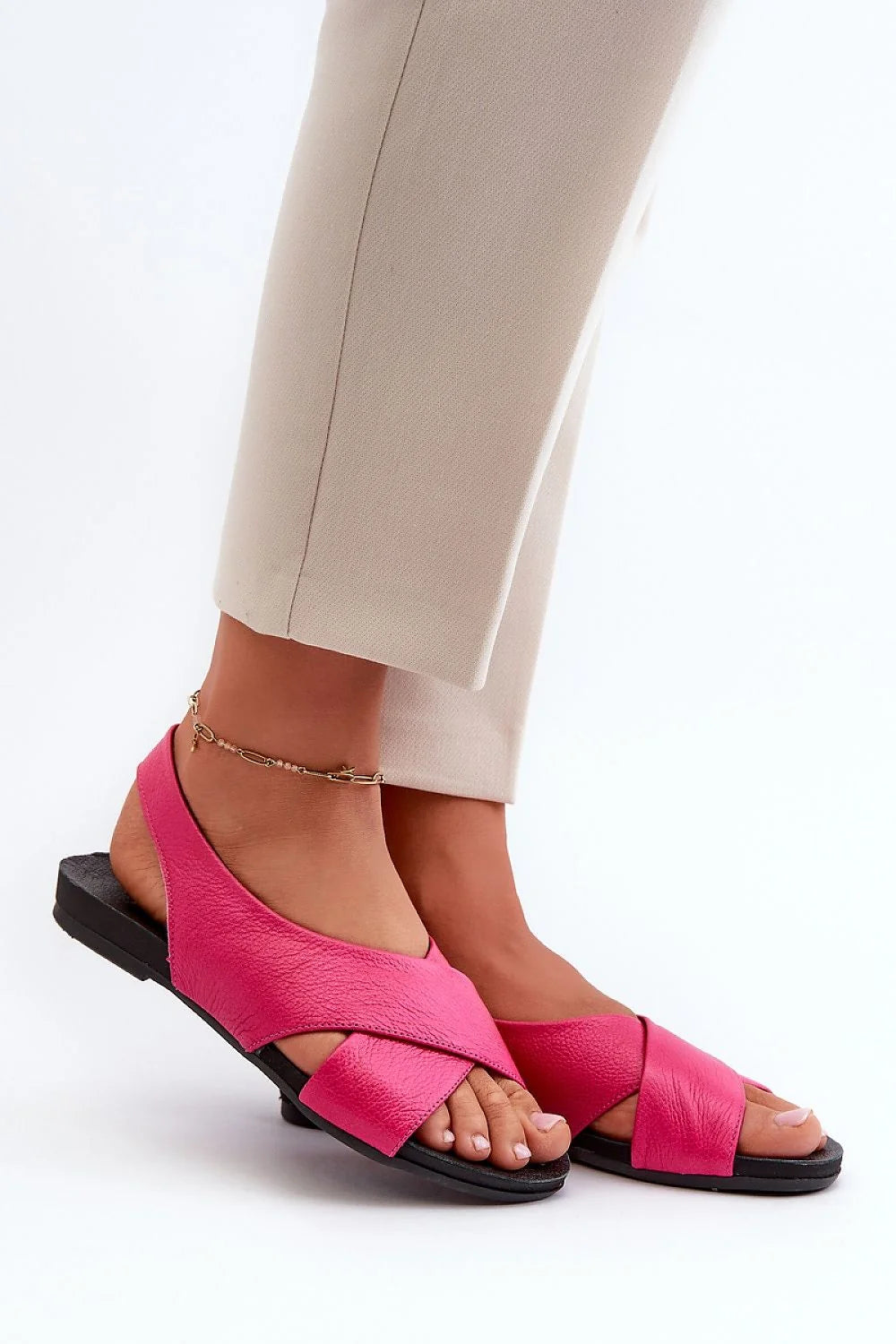 Sandales pour femmes design moderne élégant cuir naturel confort style ouvert brides croisées chaîne dorée été casual événement noir rose
