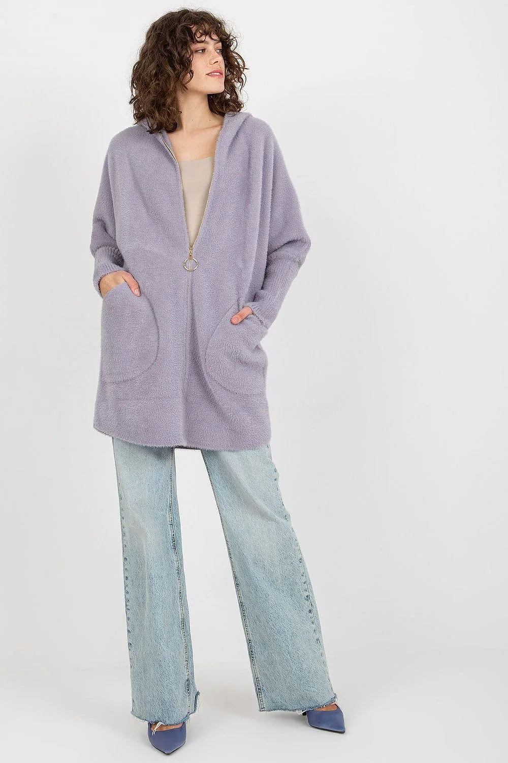 Manteau pour femme en peluche douillet chic couleur noire coupe longue manches longues capuche poches latérales zippé élégant