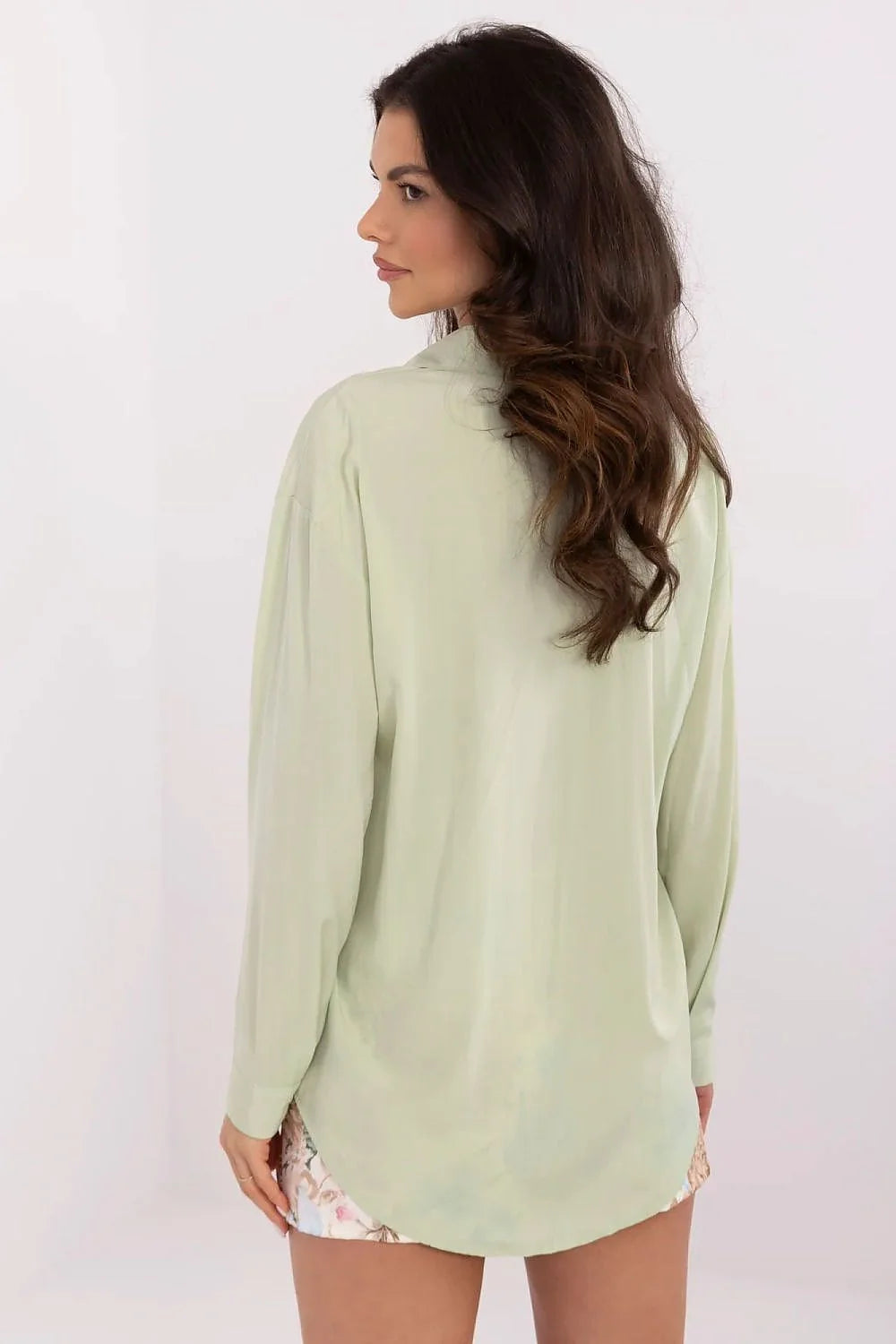 ensemble élégant moderne femme chic blouse manches longues col classique oversize vert pastel jupe courte ajustée imprimée floral