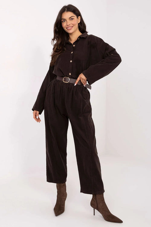 pantalon femme taillehaute elastique coupeample jambeslarges velourscotele marron chocolat ceinture boucle ronde doree pocheslaterales pochesarriere longueurcropped confort casualchic