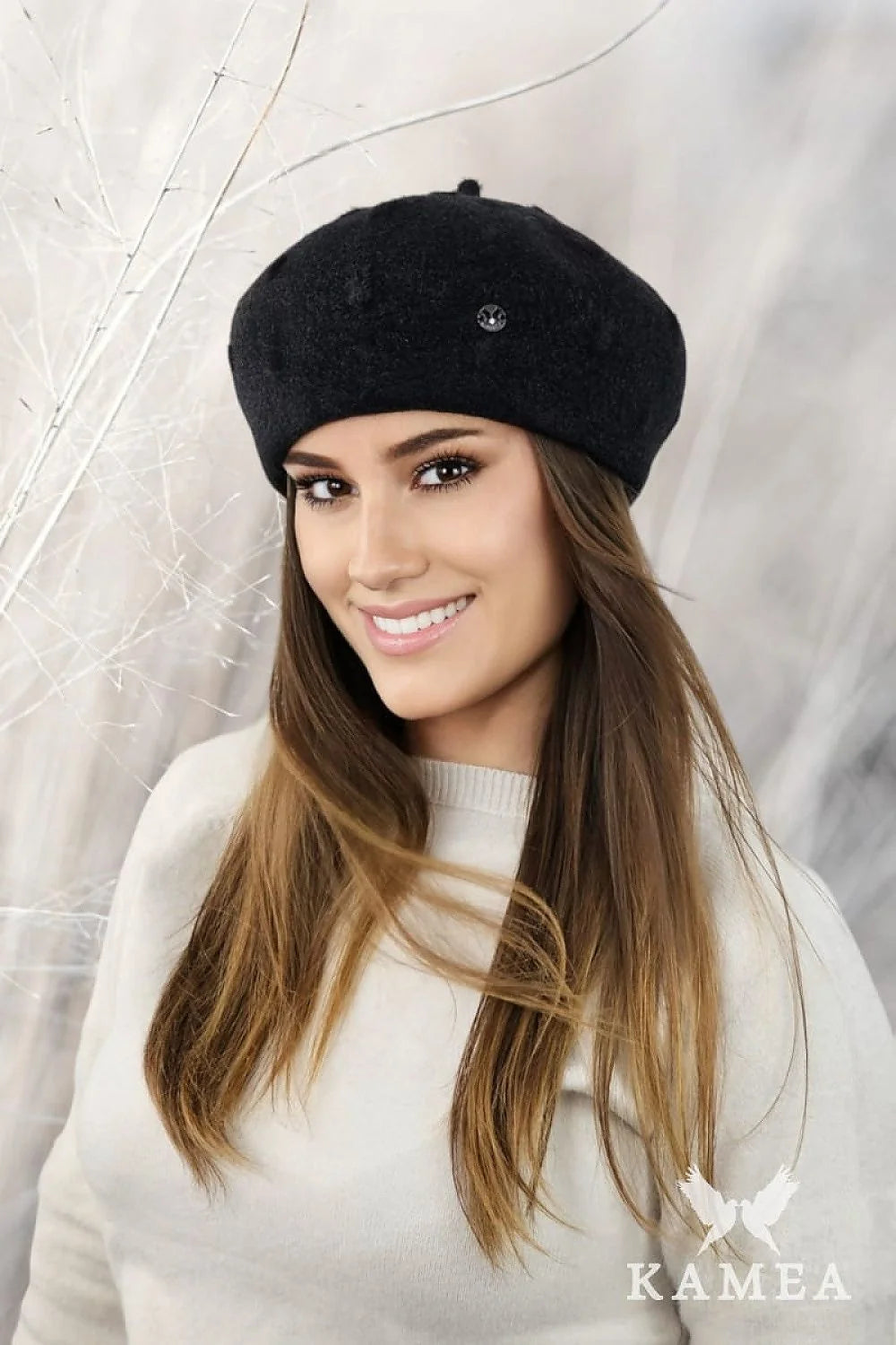 béret femme laine feutre noir ajustable antenne métallique élégant parisien chic chaud confortable doux structuré bord ajusté badge discret