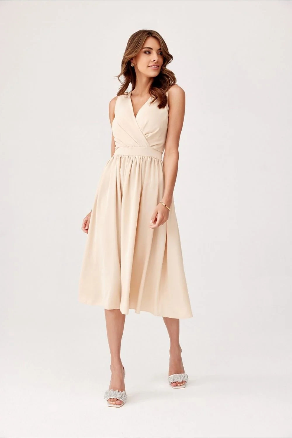 Robe de cocktail élégante sans manches encolure V croisée taille ajustée couleur beige clair polyester 100 % Pologne