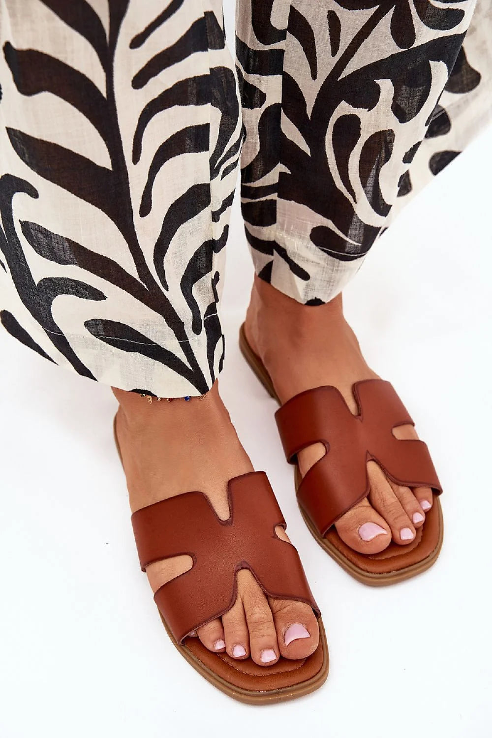 sandales femme mules plates camel simili cuir tige ajourée découpes H bout ouvert semelle rembourrée carrée confort minimaliste