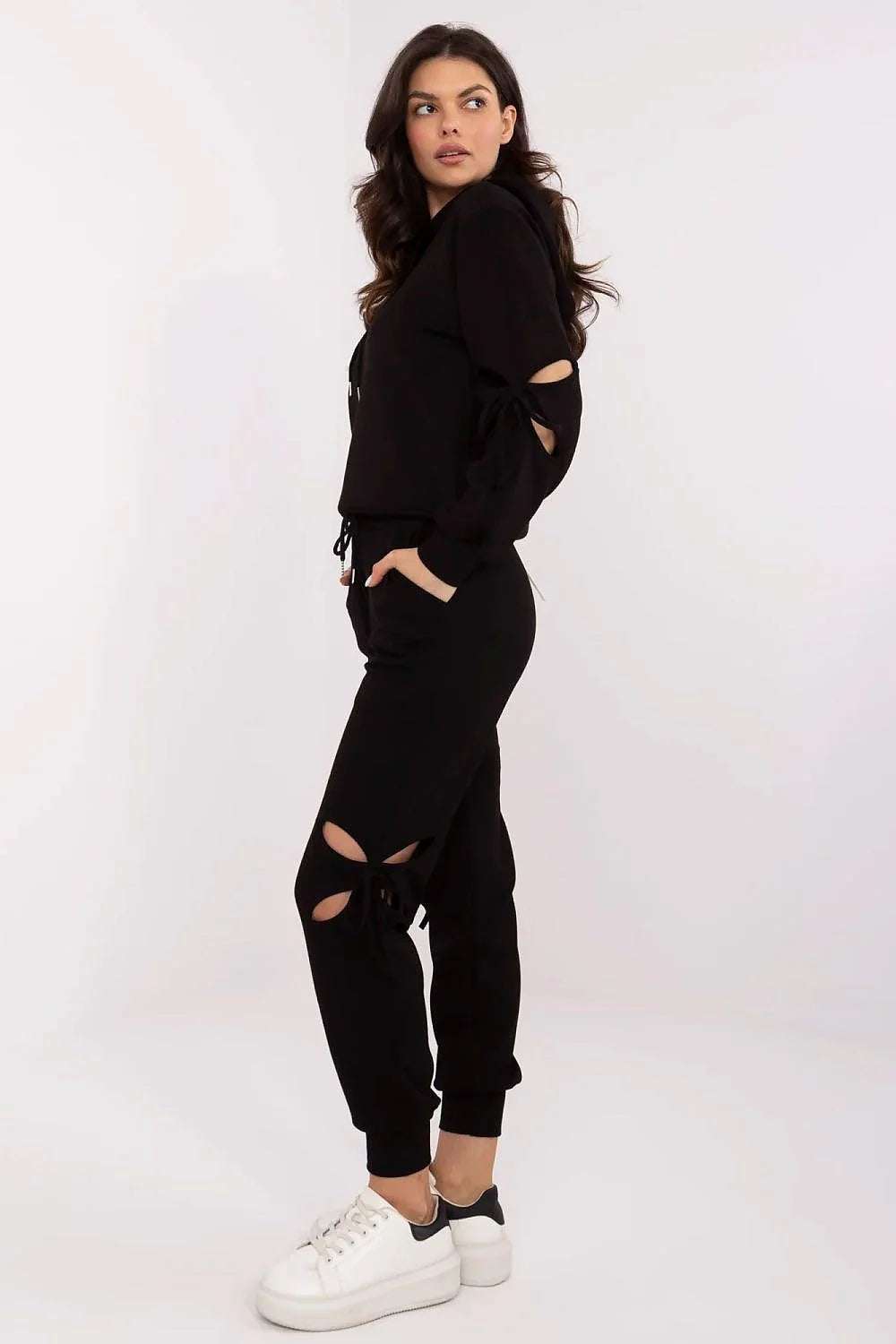 ensemble hoodie joggers noir femme ample molletonné capuche cordon taille élastique lacets noués découpes ajourées poches latérales bords côtelés