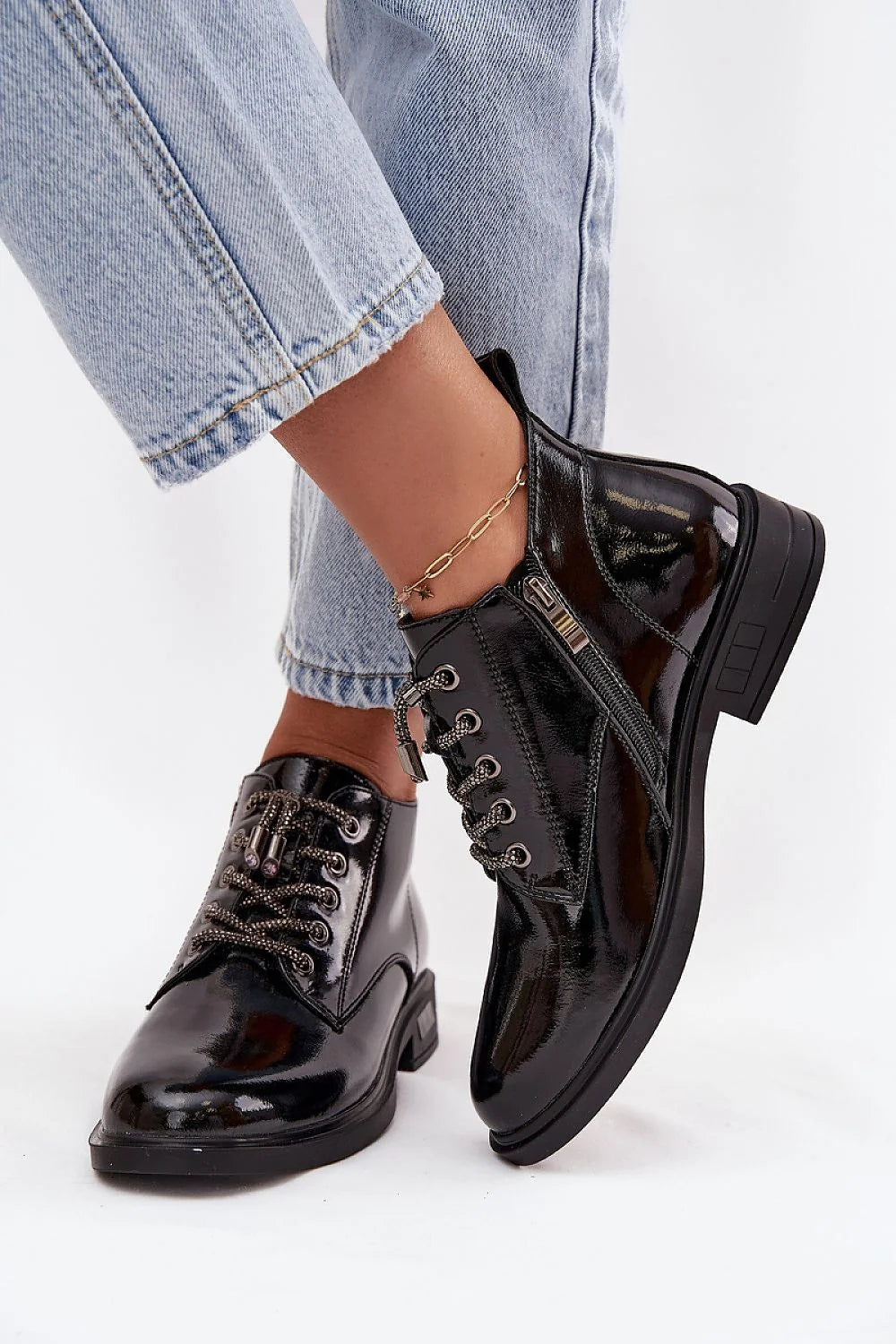 bottines femme cuir verni noir brillant derby bout arrondi œillets métalliques lacets ronds embouts fermeture éclair semelle antidérapante