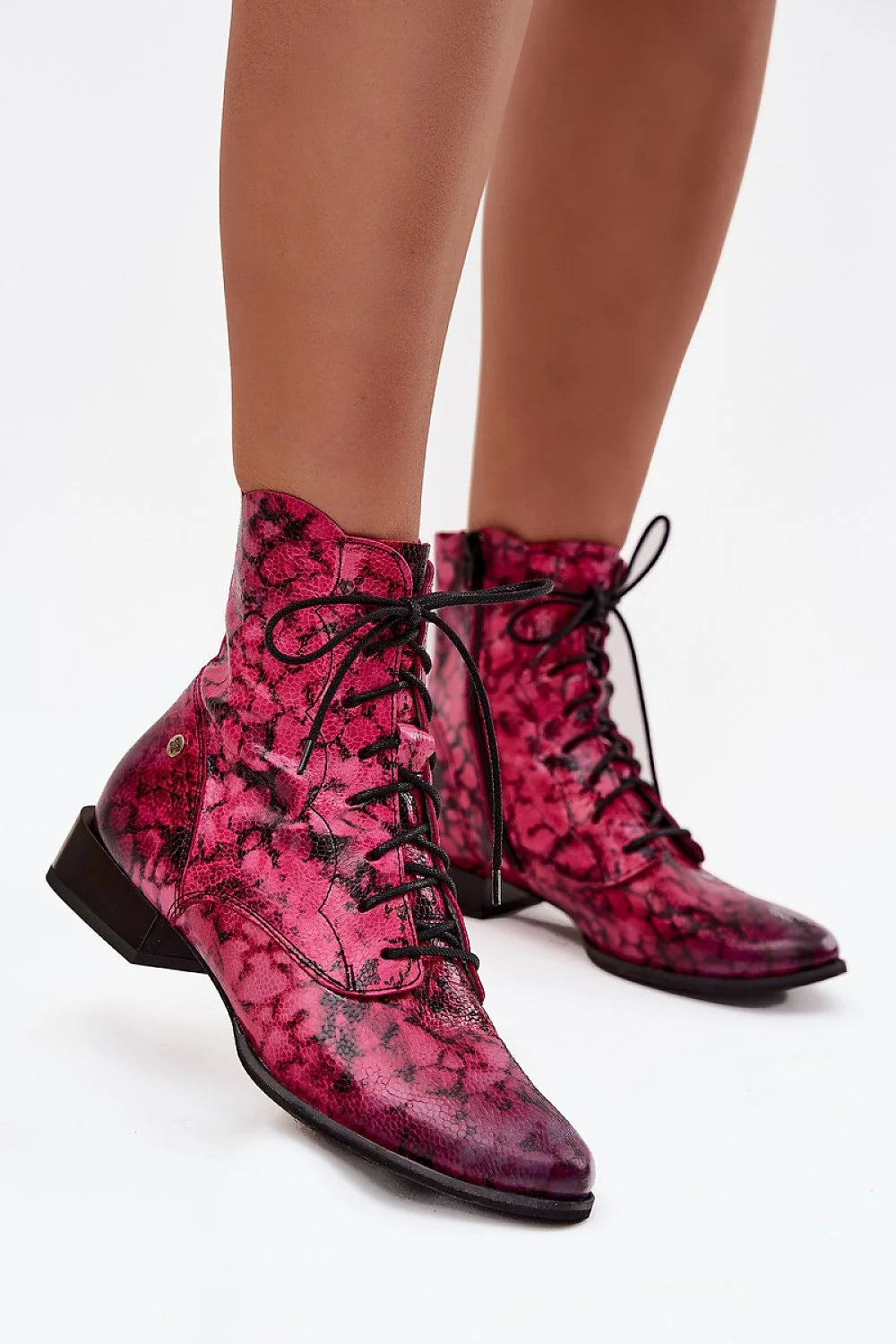 bottines femme cuir naturel python fuchsia marbré verni bout pointu tige cheville lacets noirs talon bas biseauté semelle fine
