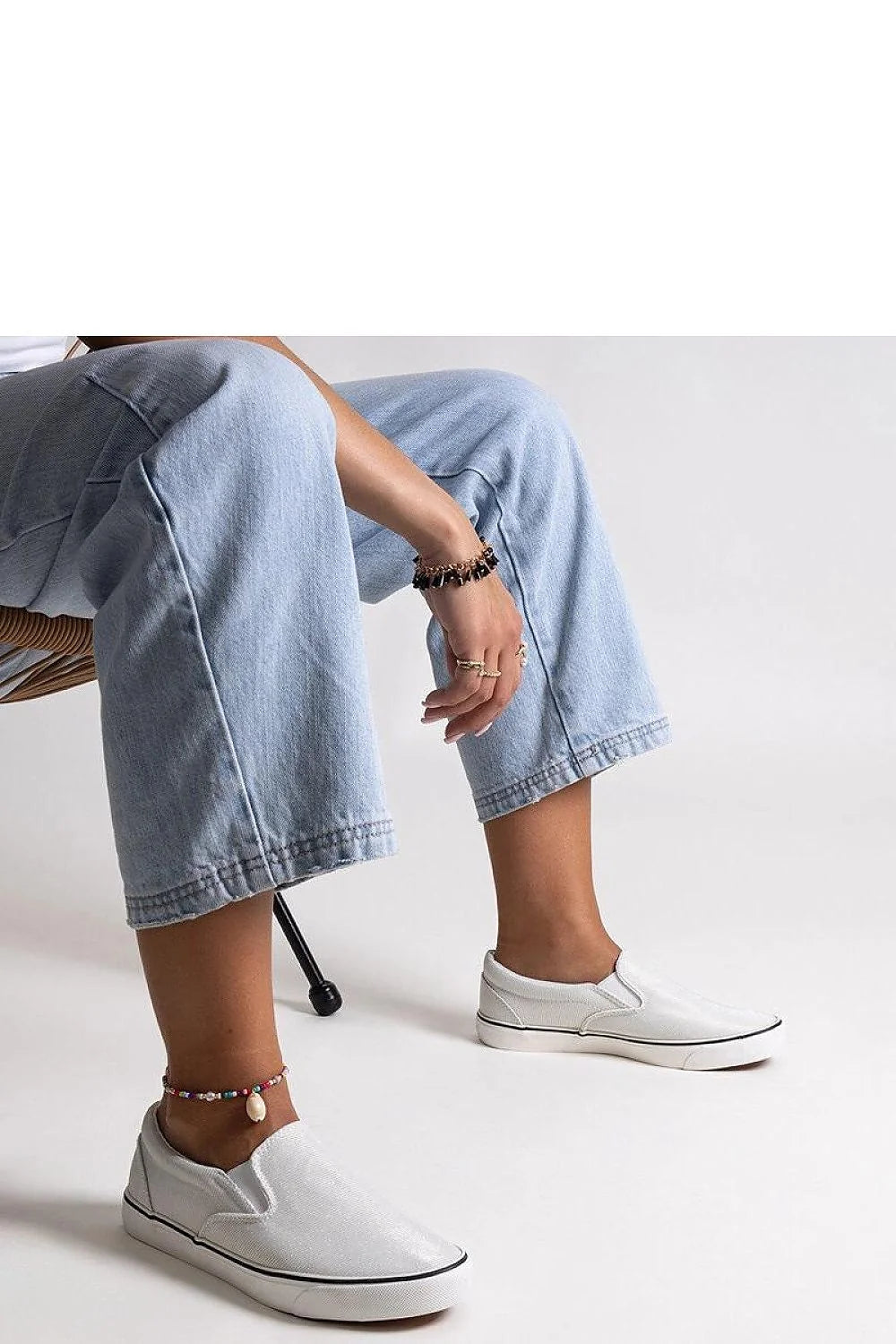 Baskets femme style slip-on toile blanche semelle caoutchouc blanc design épuré confort maximal décontracté été 2023