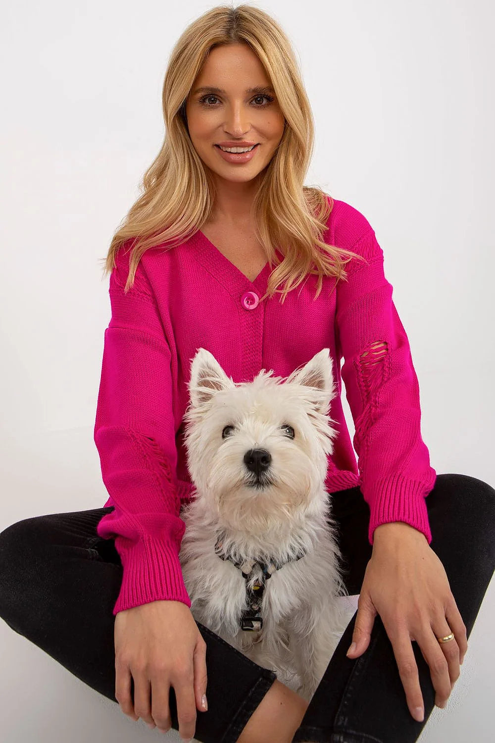 Cardigan pour femme modern design casual couleur fuchsia V-neck maille laine acrylique longueur généreuse boutons assortis poches effilées