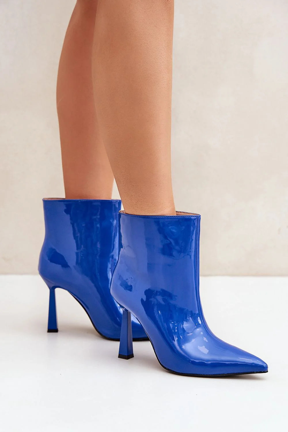 Bottines femmes modernes élégantes cuir verni couleur électrique talons hauts cheville ajustée bottes style audacieux soirée évent occasion spéciale