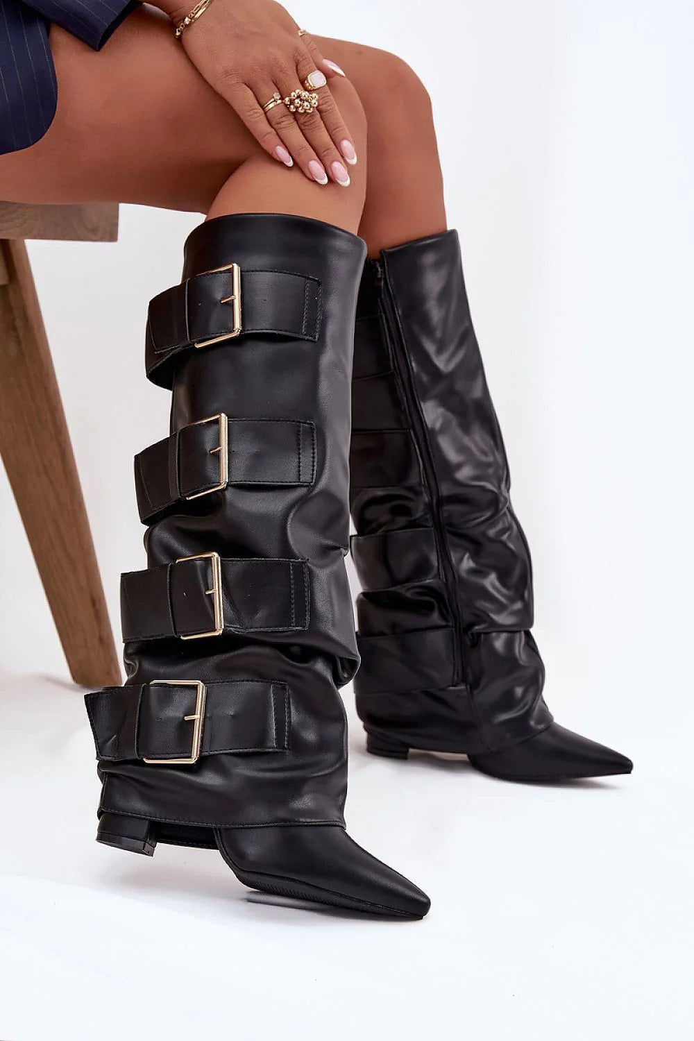 bottes montantes femme simili cuir noir bout pointu silhouette froncée talon bas confortable sangles larges réglables boucles dorées biker rock