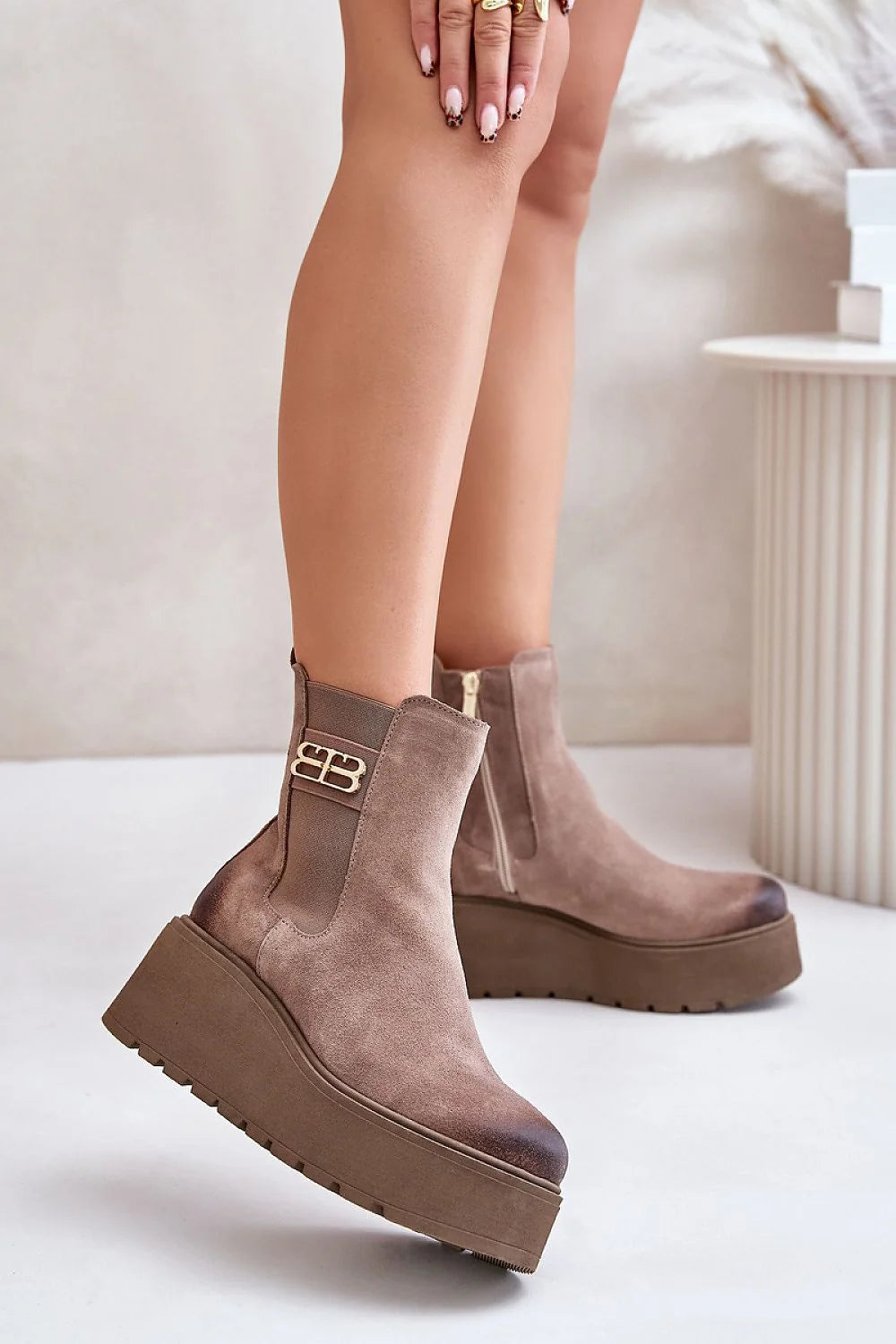 Bottes cothurnes Chelsea élégantes plateforme talon aiguille daim naturel isolé feutre logo doré beige taupe femmes