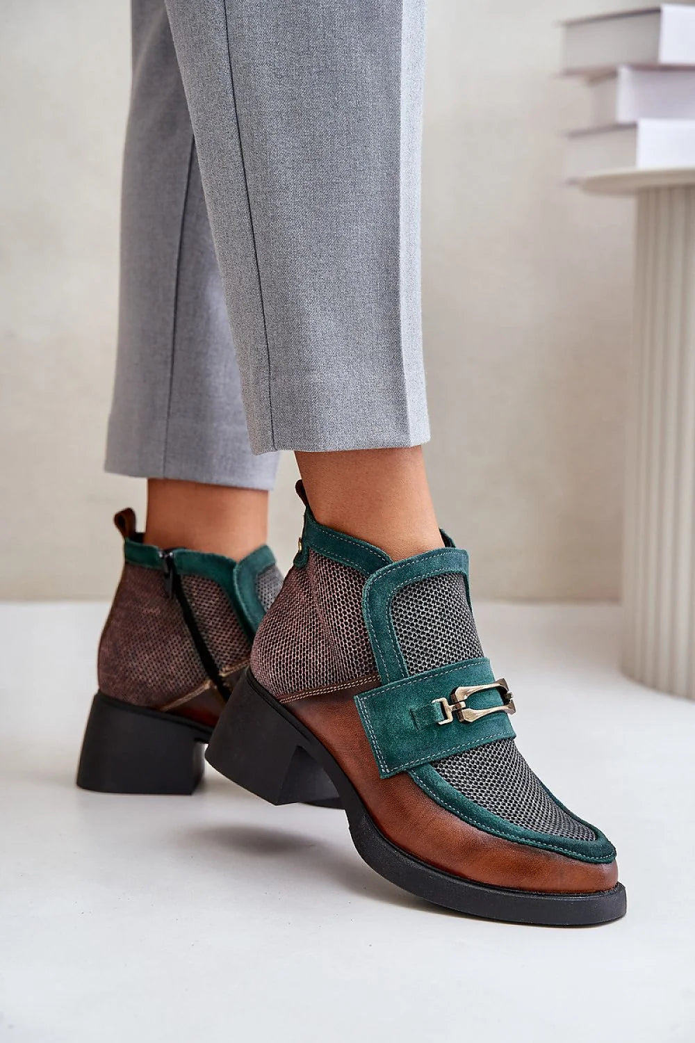 bottines femme Maciejka cuir marron empiècements suédés verts empeigne mesh gris bout rond bride métallique mors talon bloc semelle crantée