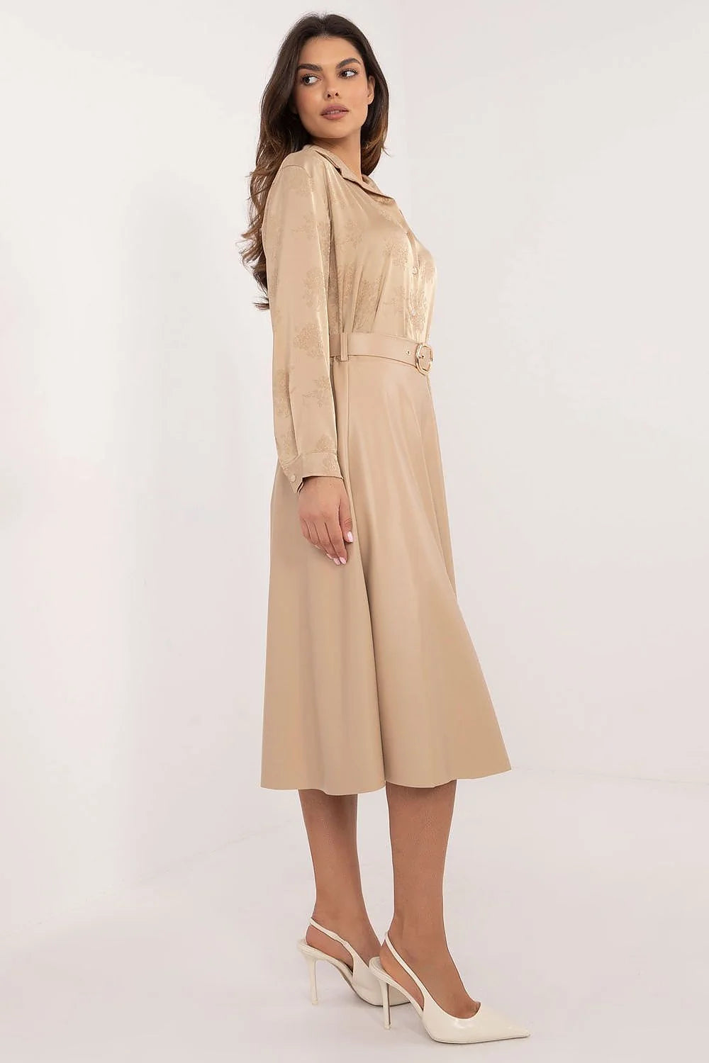 Ensemble féminin élégant et sophistiqué chemisier longues manches jupe évasée cuir synthétique beige occasion formelle professionnelle