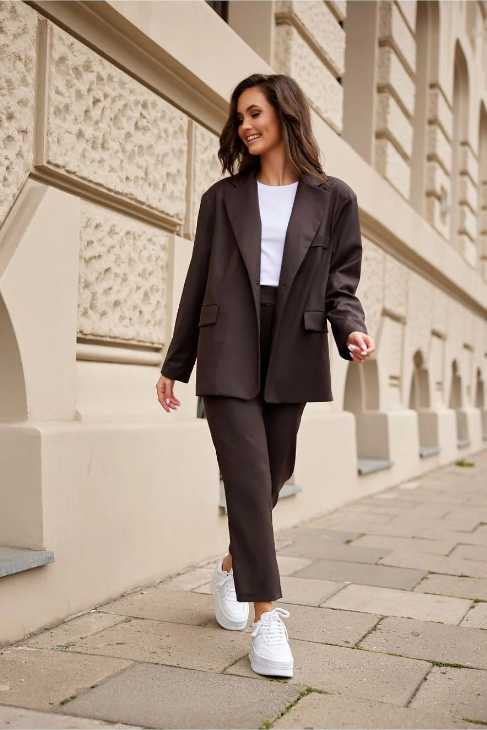 Pantalon femme Roco Fashion, coupe droite, taille haute, tissu fluide, viscose, baskets blanches, look casual élégant