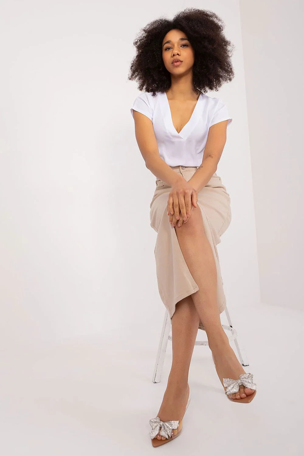 Ensemble mode femme chemisier col V blanc jupe midi beige matière légère haut ajusté occasion décontractée