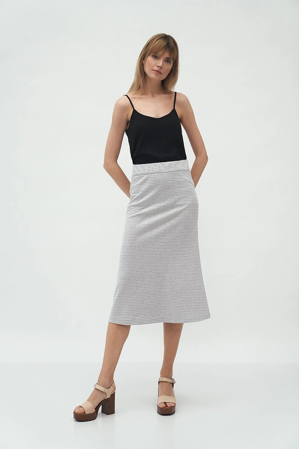 Jupe midi tricot fin motif chevrons évasée élégante gris clair taille haute classique intemporelle