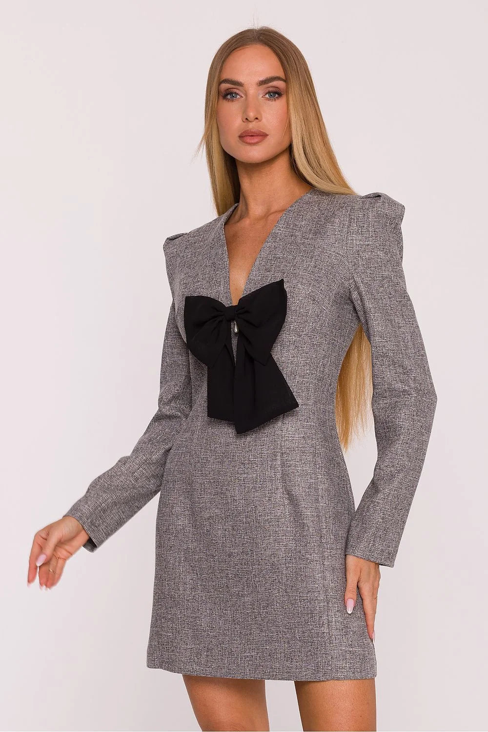 robe tweed chiné gris mini décolleté manches longues épaules bouffantes taille marquée fermeture invisible nœud chiffon pendentif bijou élégant