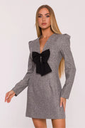 robe tweed chiné gris mini décolleté manches longues épaules bouffantes taille marquée fermeture invisible nœud chiffon pendentif bijou élégant