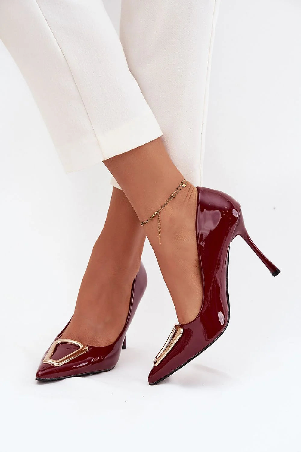 escarpins talons aiguilles vernis bordeaux bout pointu silhouette slim slipon maintien près pied boucle métal doré ornement élégant féminin sophistiqué