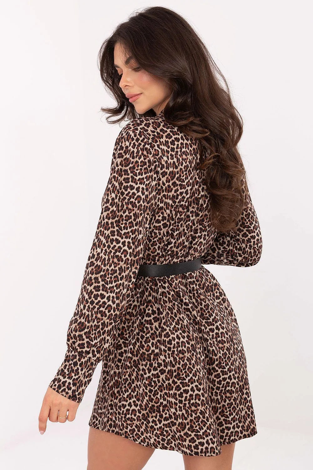 robe courte chemise imprimé léopard marron beige manches longues col boutonnage coupe mini ceinturée ceinture imitation cuir boucle dorée fluide
