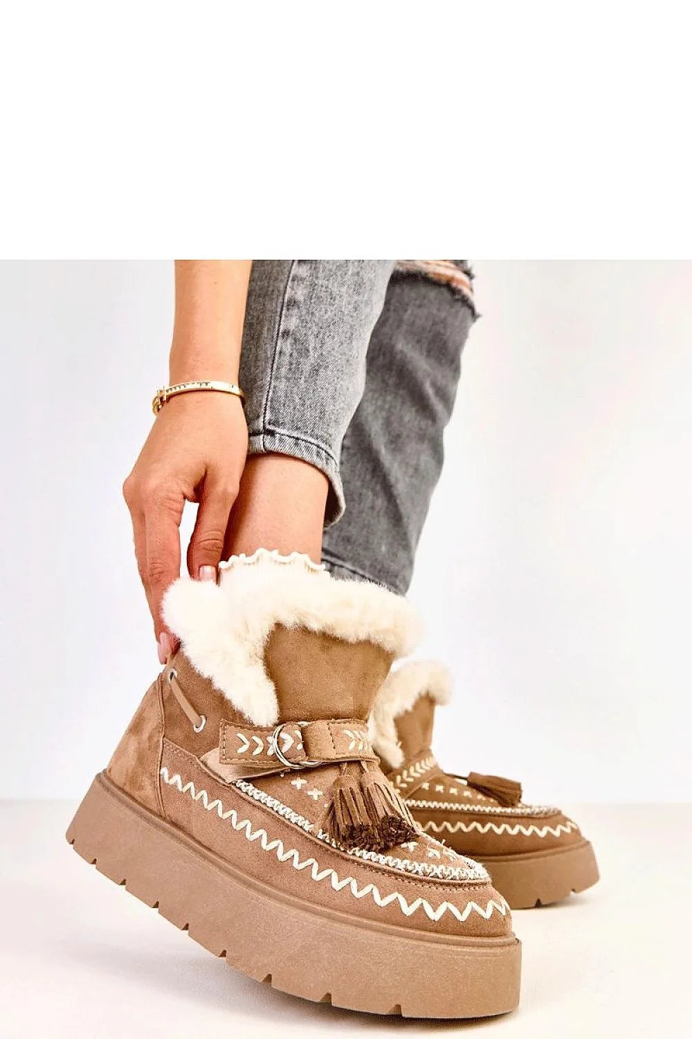 bottes franges daim suédine camel fourrées fausse fourrure crème semelle plateforme 4cm crantée antidérapante bride ajustable anneau métal confortables chaudes