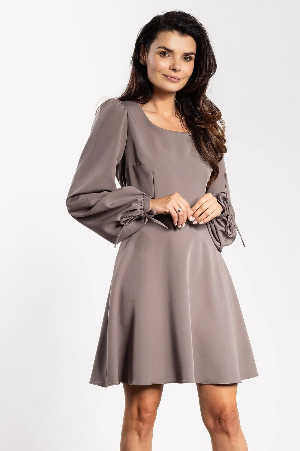 robe mini trapèze évasée taupe manches bouffantes longues encolure ronde laçage décoratif poignets élastiques fluide mat structuré féminine
