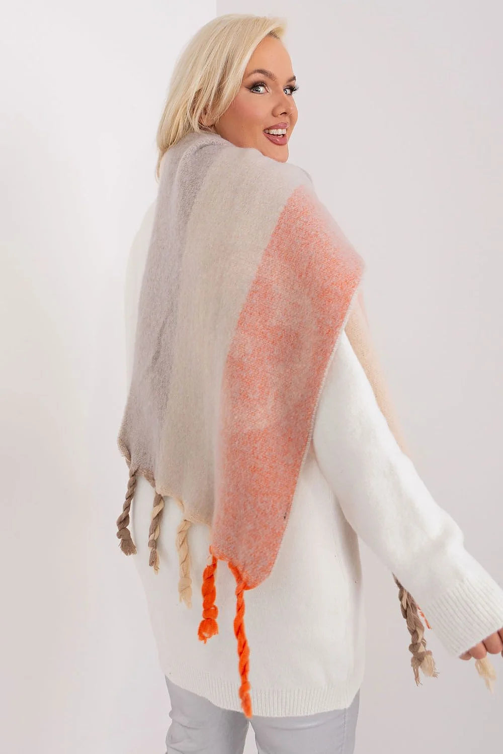 Pull ample élégant pour femme en laine douce couleur blanc écharpe motif beige orange franges tressées