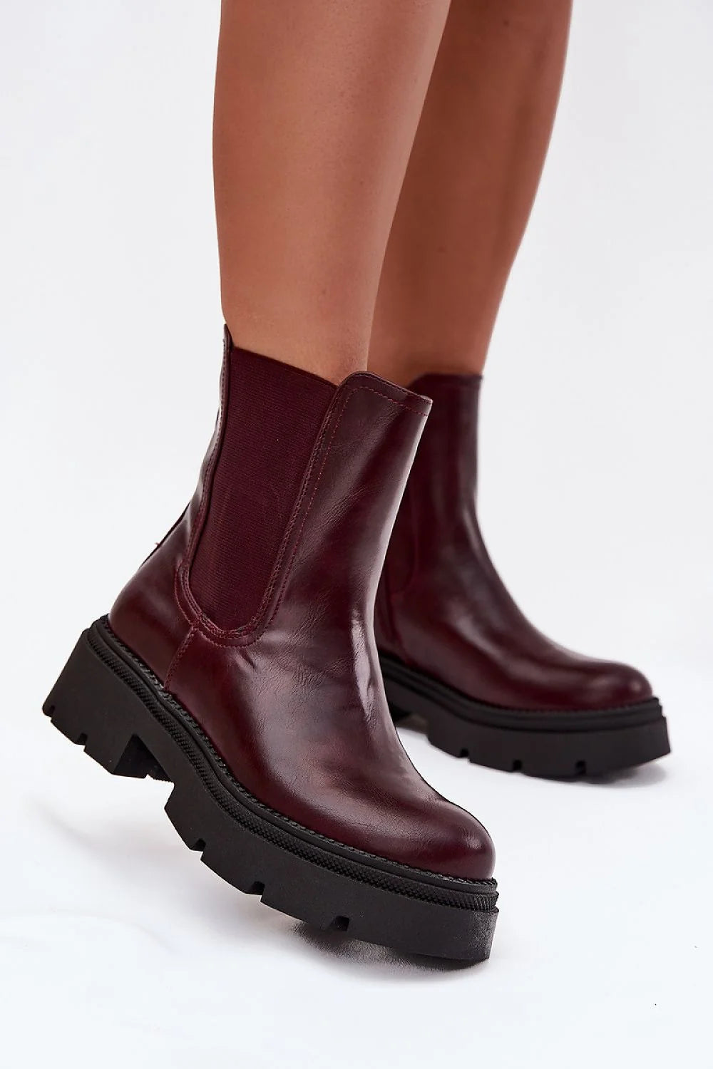 boots femme chelsea cuir bordeaux brillant cheville haute bout rond empiècements élastiques latéraux enfilage facile semelle plateforme noire crantée antidérapante