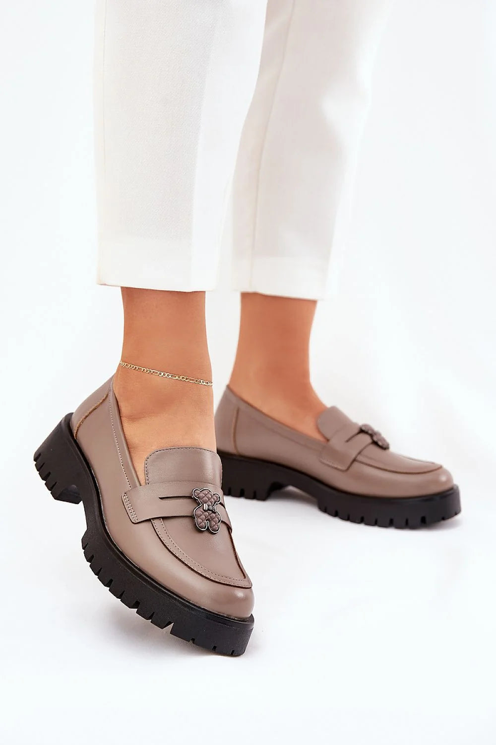 Mocassins féminins en cuir naturel style classique taupe détails papillon semelle caoutchouc femme confortable