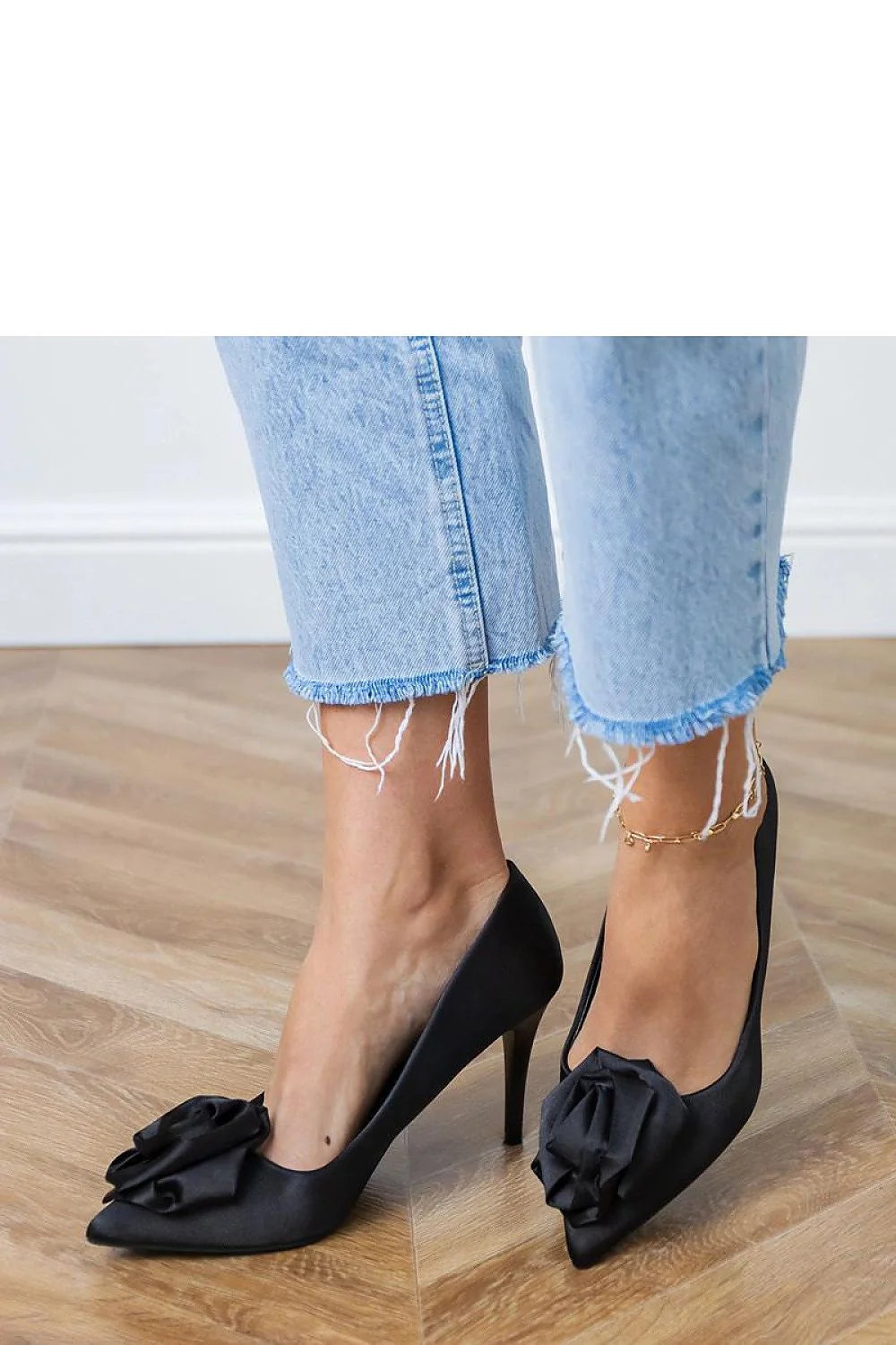 escarpins noirs satinés talons aiguilles 9cm stiletto élancés bout pointu noeud fleur textile slipon silhouette féminine sensuelle confort cuir