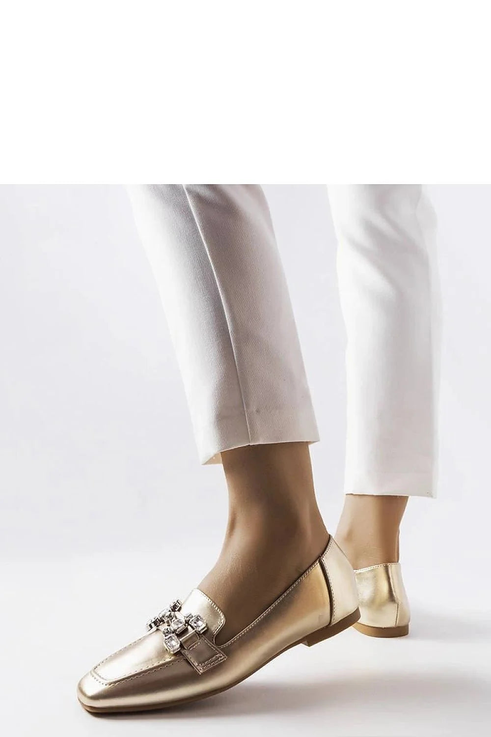 Mocassins élégants dorés pour femme, cuir haute qualité, design moderne, confortable, occasions diverses, style raffiné, durabilité, estivale, talon plat, détails métalliques, pierres décoratives, semelle synthétique, coupe ajustée, look sophistiqué