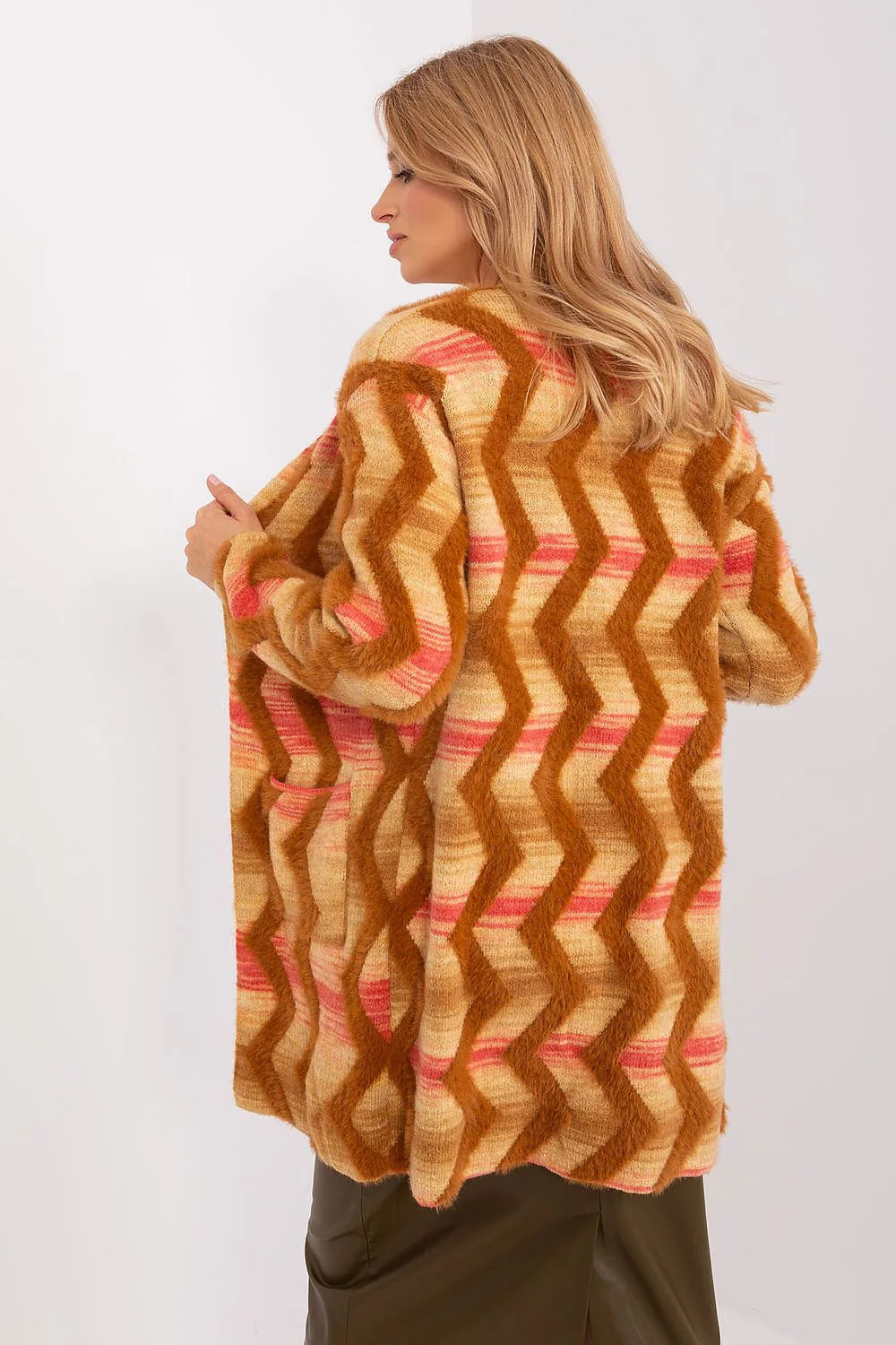 Cardigan femme style casual longue manche motif zigzag couleurs terretones tissu doux coupe droite sans fermeture