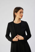 Veste Stylove élégante noire pour femme, design moderne, coupe ajustée, manches longues, poche poitrine, matériau de qualité, style professionnel