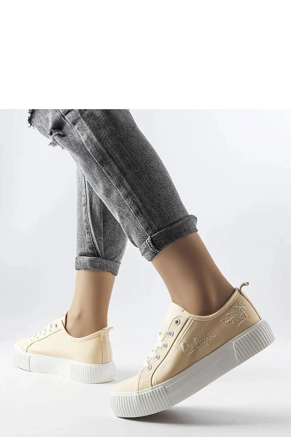 Baskets sneakers femmes design moderne épuré beige tige toile semelle caoutchouc blanc lacets métalliques